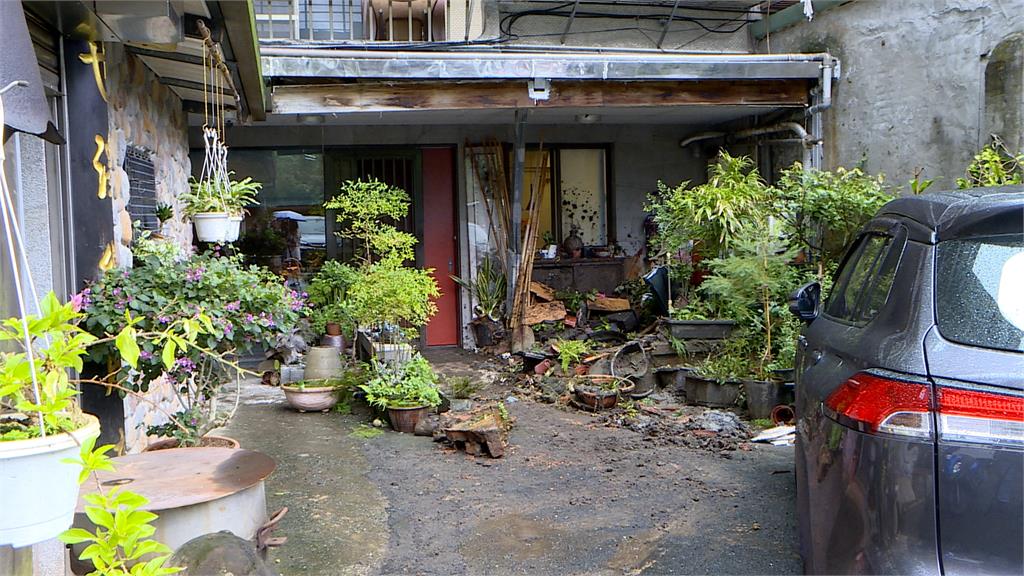 高齡駕駛又出事! 新店74歲翁「拐錯巷弄」暴衝撞進民宅