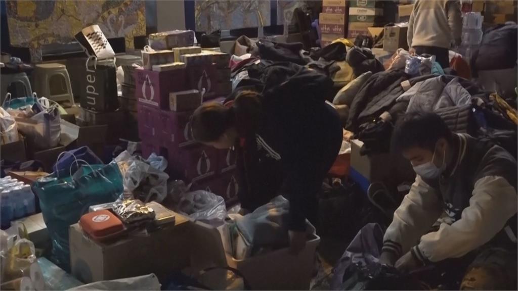 宏福苑火災猛烈蔓延來不及逃！　妻疑困火場　老翁悲痛雙手高舉