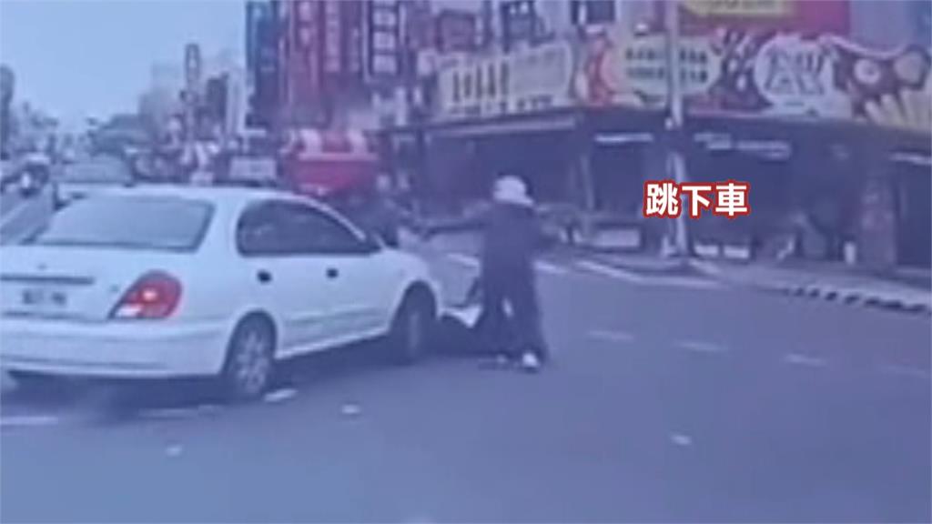 離奇車禍! 汽車撞雙載機車 騎士、乘客彈飛坐上引擎蓋