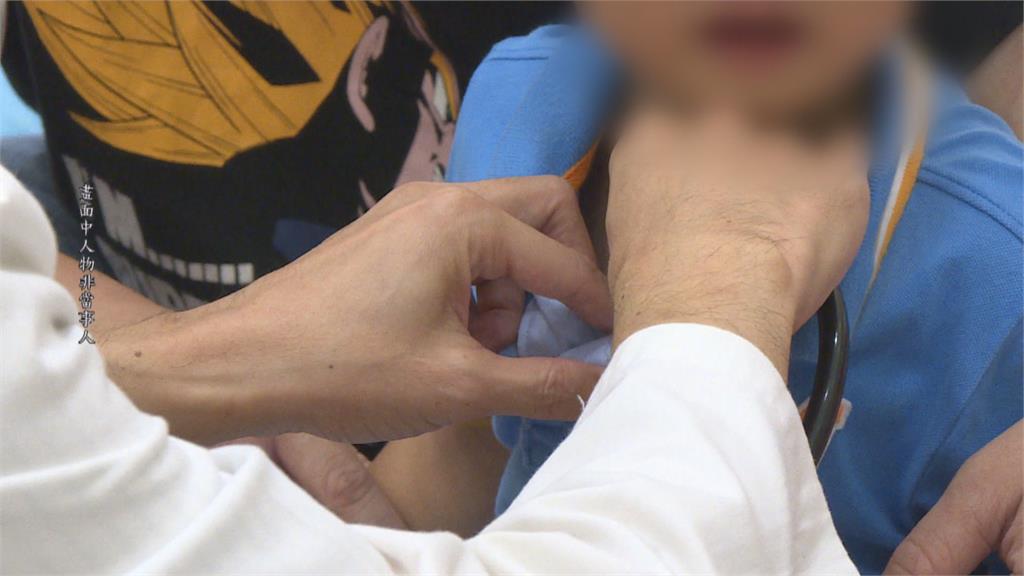 藝人小煜一歲兒子快篩陽性 高燒不退不願吃藥