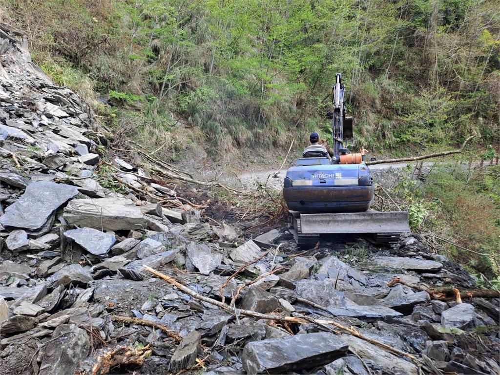 快新聞／登山請小心！大鹿林道土石崩落　20名山友受困