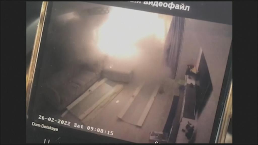 俄巡弋飛彈攻擊　基輔住商公寓炸破大洞