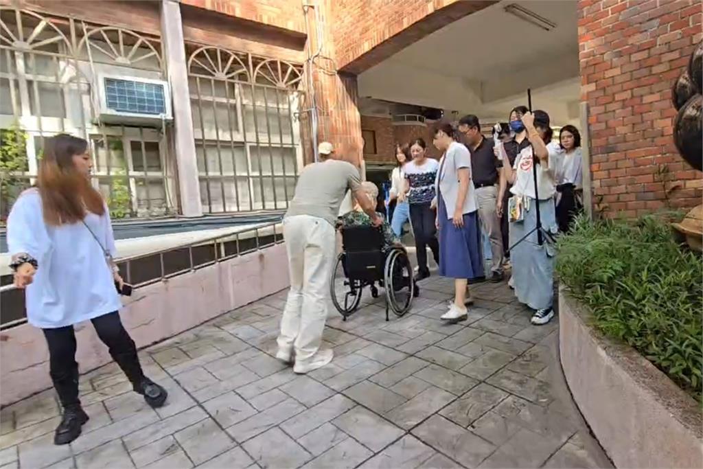 快新聞／柯媽何瑞英一早現身投票　黃國昌、高虹安陪同
