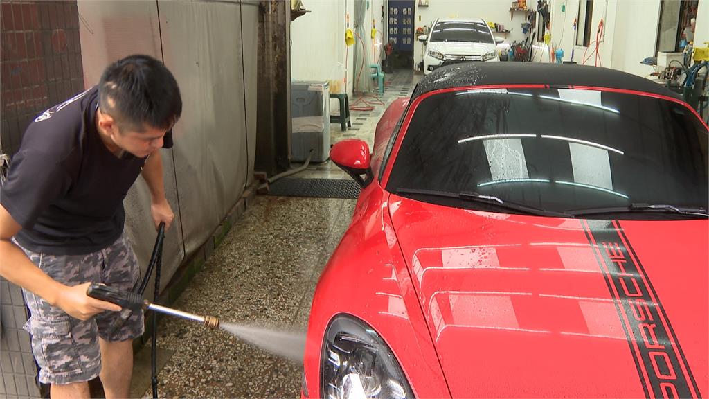 敞篷超跑清洗眉角多 洗車師傅清潔有一套