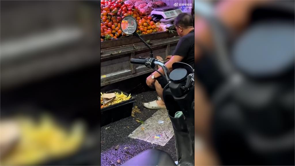 噁！中國街頭西瓜攤販「水果刀削腳皮」　網傻眼：加味不加價