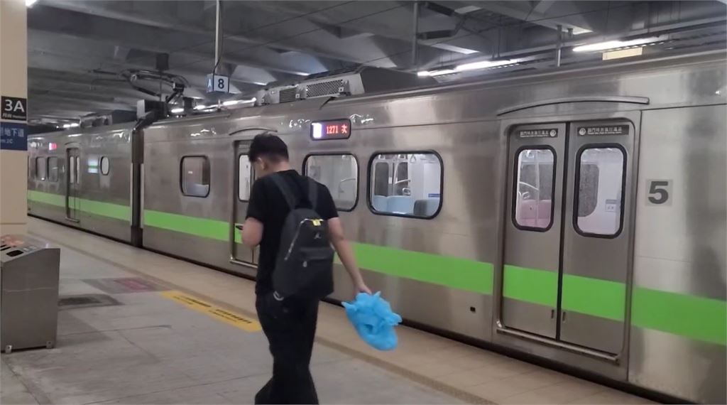 最新／薔琵狂風肆虐！台鐵西部全線區間車緊急停駛　旅客無奈下車