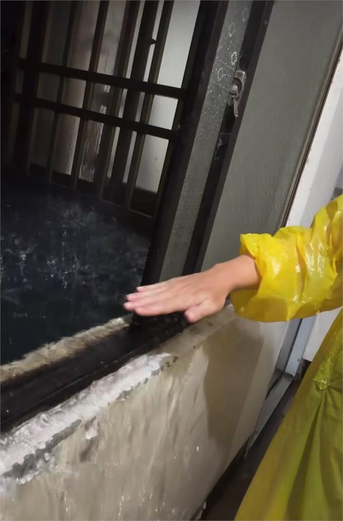 新竹豪雨2樓住家天井被灌爆！他貼「瀑布畫面」超驚人畫面10萬人看傻