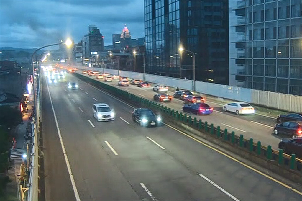 最新／路過注意！市民大道火燒車「內裝全毀」　駕駛急跳車逃生