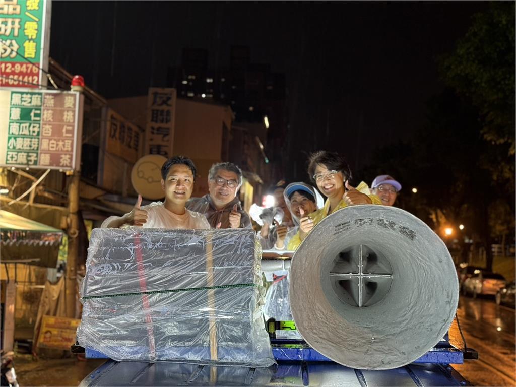 快新聞/冒雨陪羅廷瑋、黃健豪車掃 盧秀燕認了:台中F3選情非常艱困