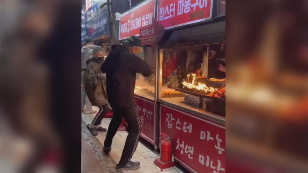 吸睛手法！南韓烤龍蝦店員熱舞、比愛心　超嗨氣氛網笑：願意在這工作