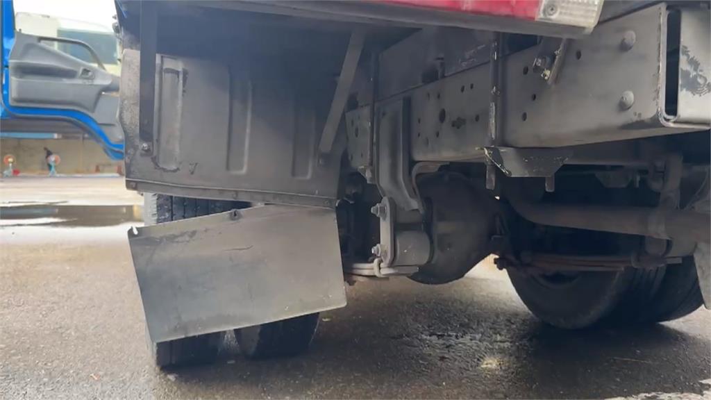 撞完落跑！　轎車撞路旁載菜小貨車「肇事逃逸」