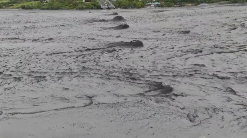 馬太鞍溪堰塞湖溢流沖斷馬太鞍溪橋　下游光復鄉等鄉鎮淹大水