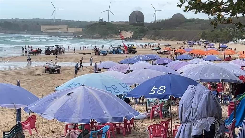 「卡努」「角隅效應」恆春半島風勢最強達11級　海邊戲水遊客不減反增