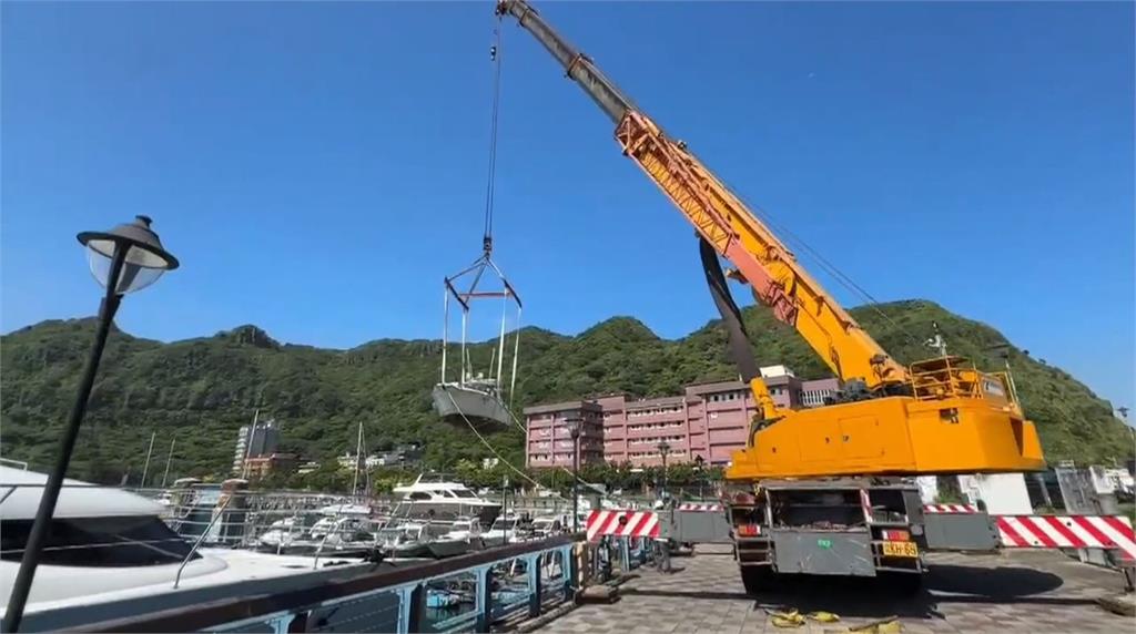 每艘2百多萬　八斗子吊車把小遊艇吊掛上岸避免損壞