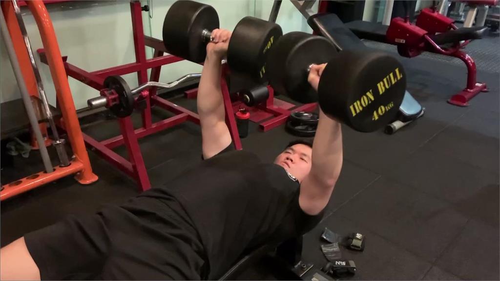 警察叔叔有練過！　暖警單人推車協助民眾排除事故