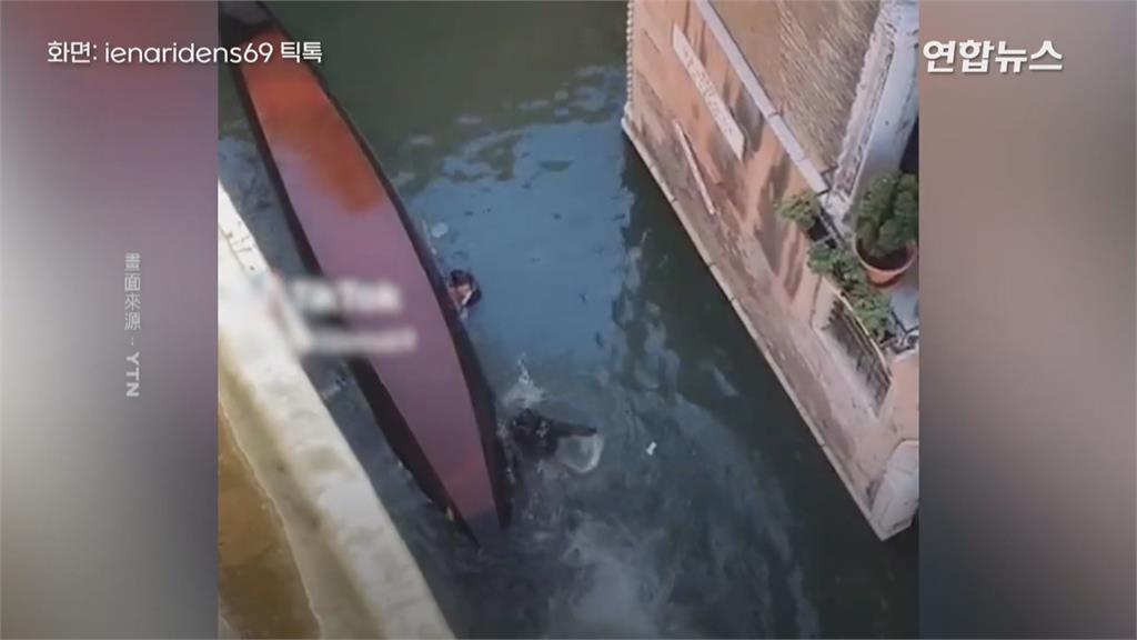 鬧事！中國遊客搭貢多拉船遊威尼斯　「亂動拍照」不聽勸阻害整船翻覆