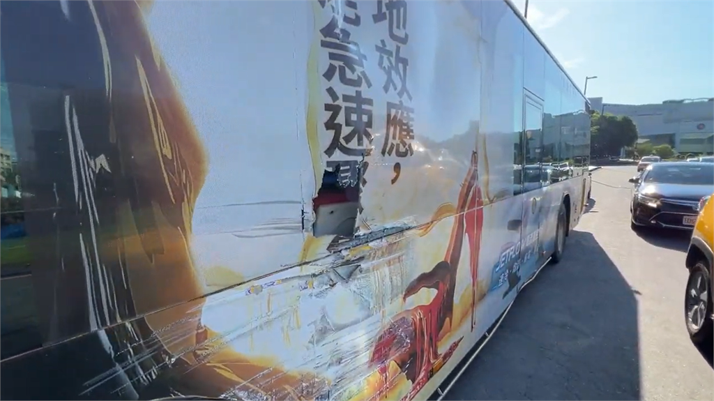 快新聞/台北內湖清晨公車車禍!疑未注意路況撞上小貨車 碎片散落一地