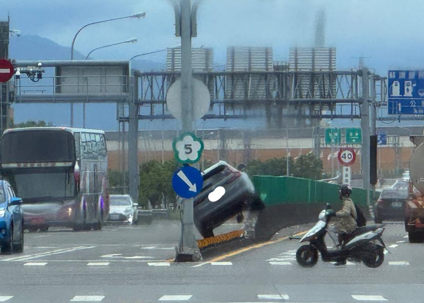 車卡分隔島? 駕駛疑似擦玻璃分心 車上還有2歲童