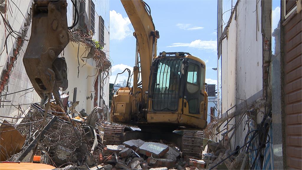 蘆洲老屋拆除「地板坍塌」 壓毀鷹架、外牆釀30多戶停電