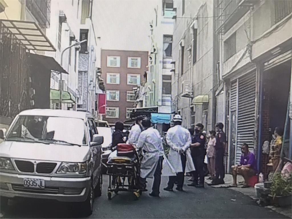 快新聞/高雄兄弟酒後起口角竟持檳榔刀叫囂 警方強制送醫