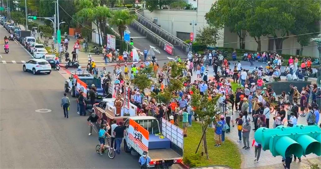 「洋流號」首航2千輛車追隨.直播破6萬　比預計晚半小時抵達