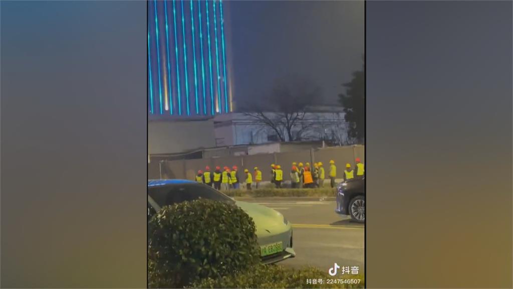 驚悚!貨櫃突然下墜 上海地鐵疑豆腐渣工程坍塌