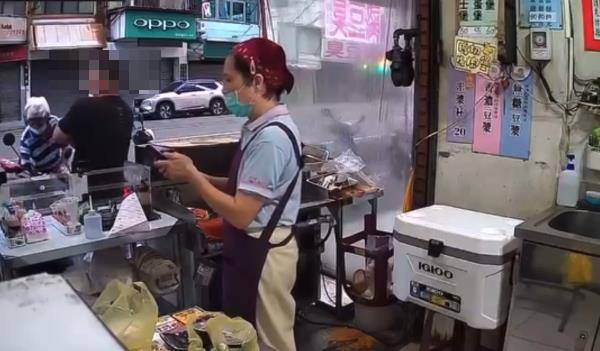新竹男借廁所遭拒「掌摑女店員」擲打火機！警1理由放人「他又折返報仇」畫面曝