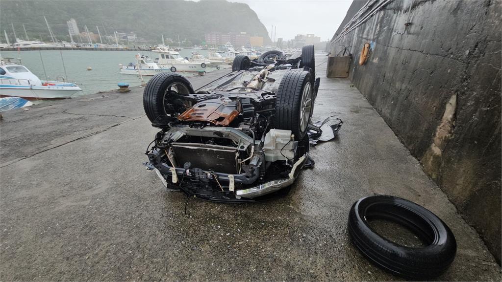 國家級警報「10級強陣風」來襲！　基隆碧砂漁港百萬遊艇被吹翻