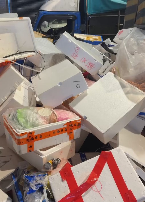 基隆崁子頂魚市場「保麗龍垃圾山」淹沒機車 回收站設假的?