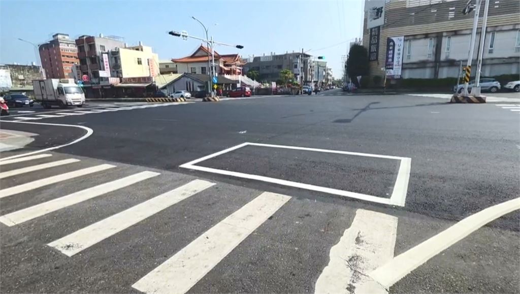 超天兵駕駛！「待轉格當停車格」　民眾直擊：超離譜