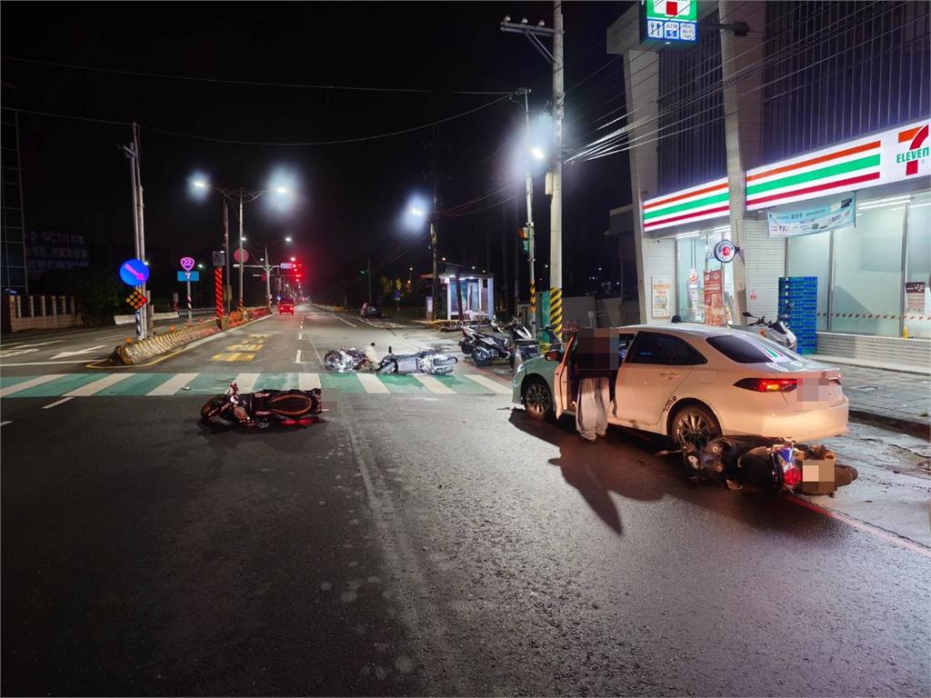 快新聞/耍帥不成慘賠!高速迴轉沒算好「猛撞7車」...高雄男恐吞千元罰單