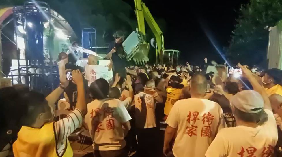 快新聞／坤輿黑衣人從山上衝下噴辣椒水、丟石塊！ 洪申翰怒轟警：為何盾牌對著鄉親？