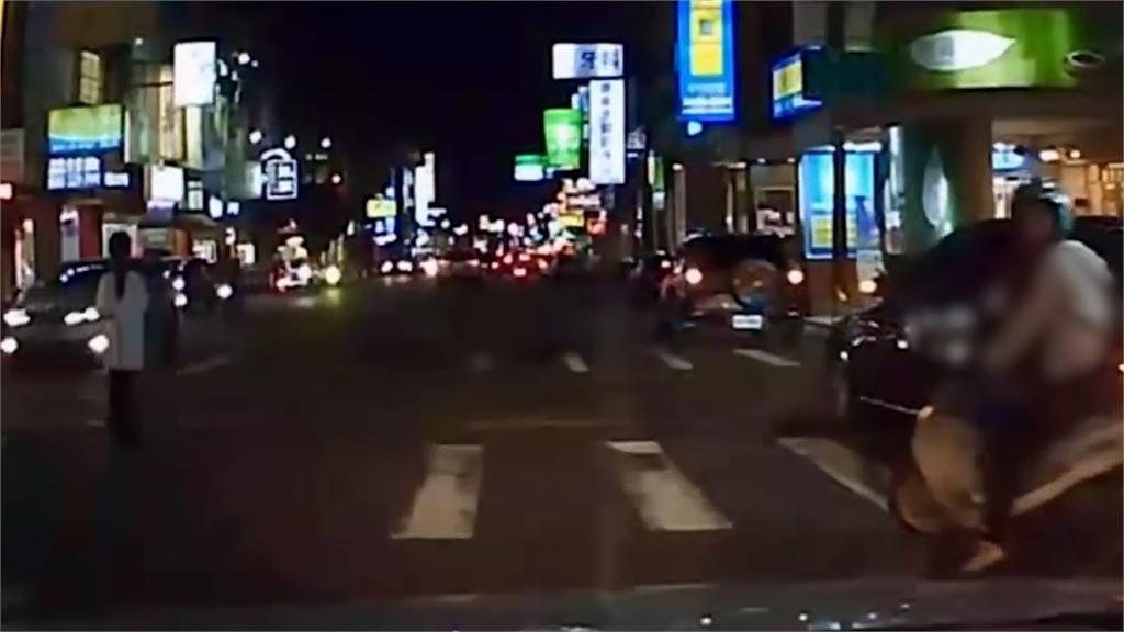 禮讓被後車按喇叭!女童過馬路困難重重 「違停、路口不減速」引網嘆