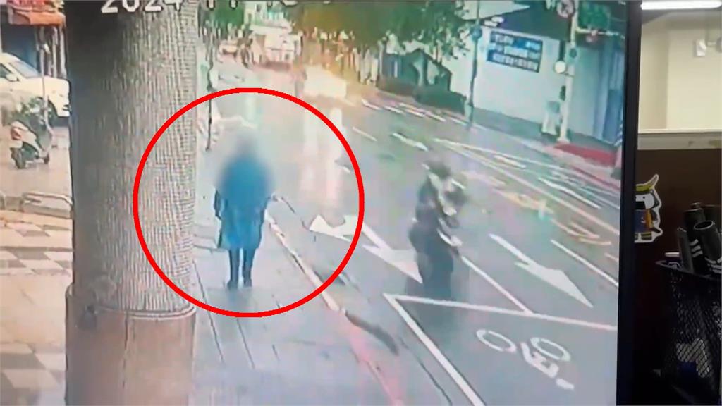 搶劫?雨衣怪客闖饒河街五金行 噴辣椒水又傷人!老闆父子奮力抵抗