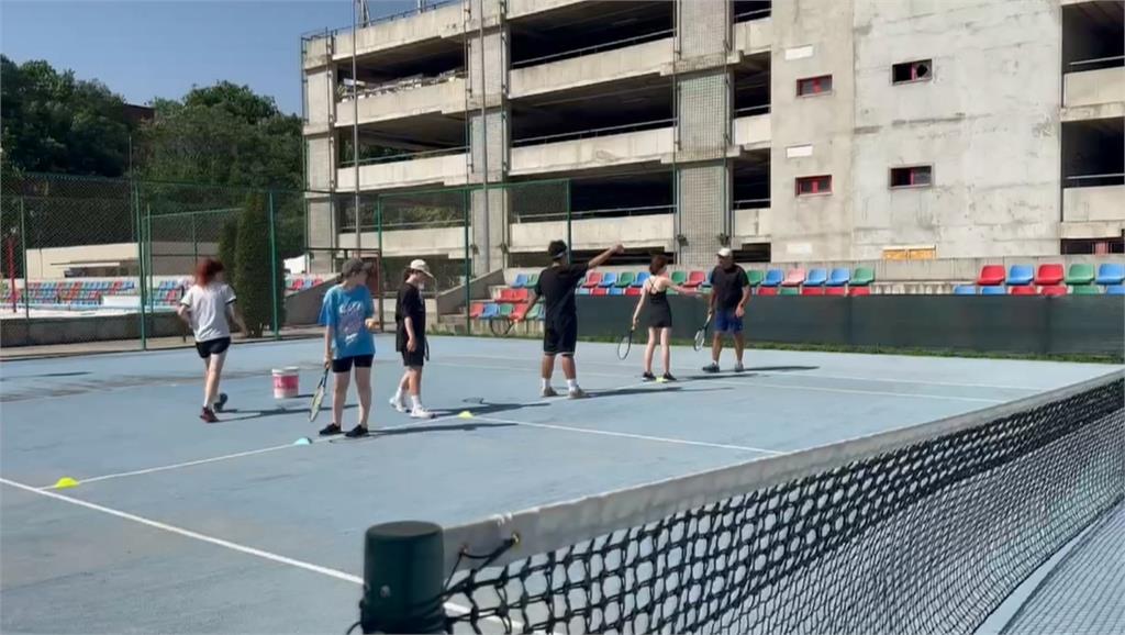 獨家／台灣人辦網球營　請教練教導烏克蘭難民孩童打網球