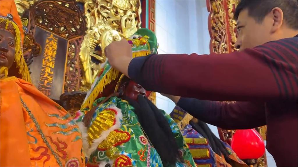 送神日除舊布新　苗栗玉清宮神明「換新衣、新冠冕」