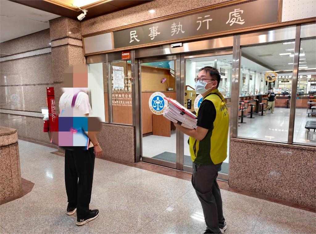 涉共諜案仍拒繳回千萬退休金！　「脫產贈妻」出獄又被管收