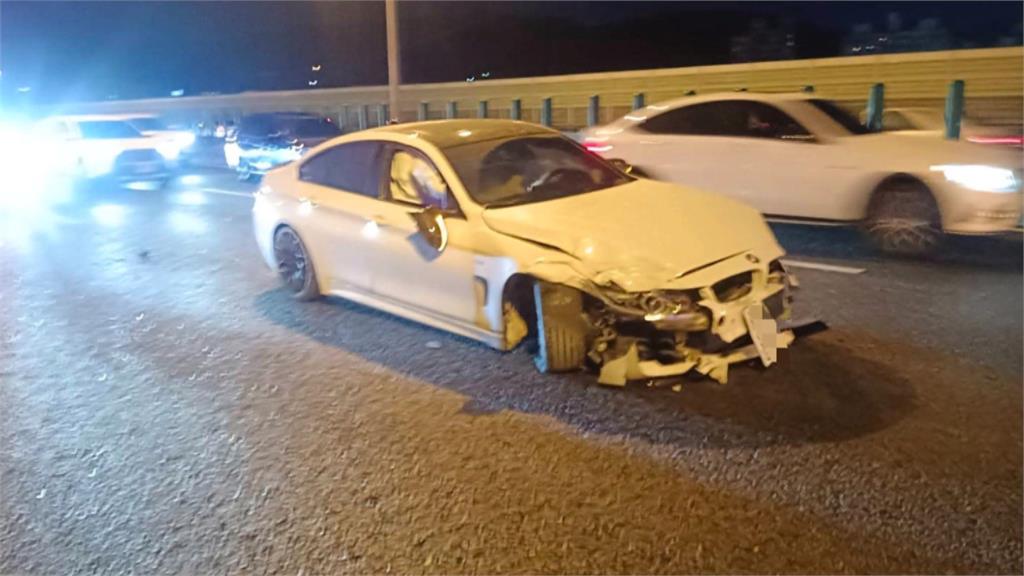 吸毒後開車？　轎車台74線飄移亂撞釀3車追撞