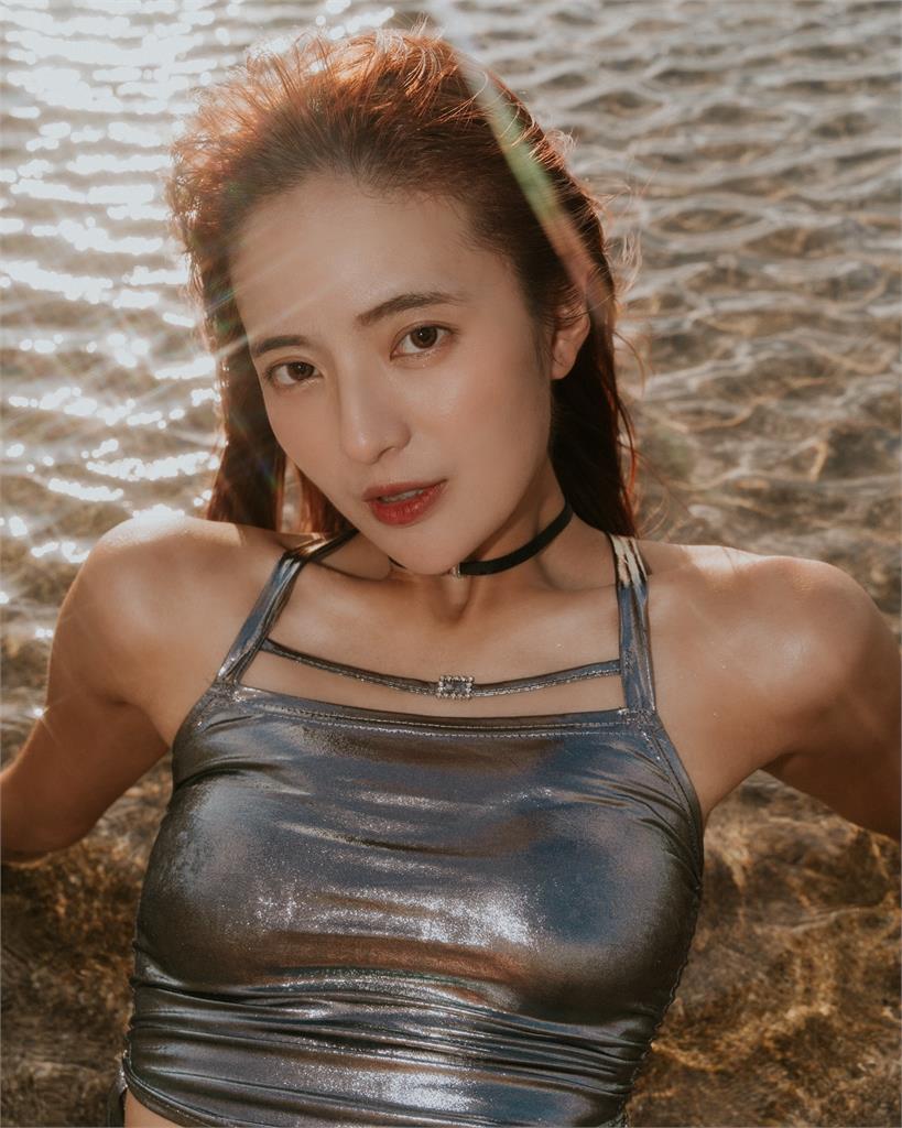 啦啦隊女神「超頂海邊照」猛料全露!炸SSR曲線…網暈:果然是捷克最愛