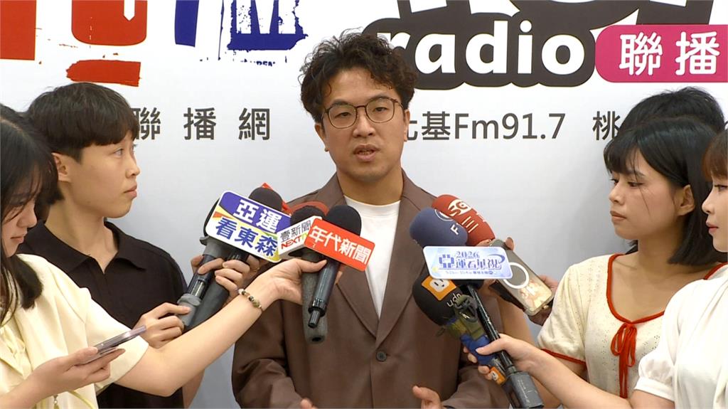 與沈伯洋合照挨批「貼太近」　黃敬雅澄清：沒有肢體接觸