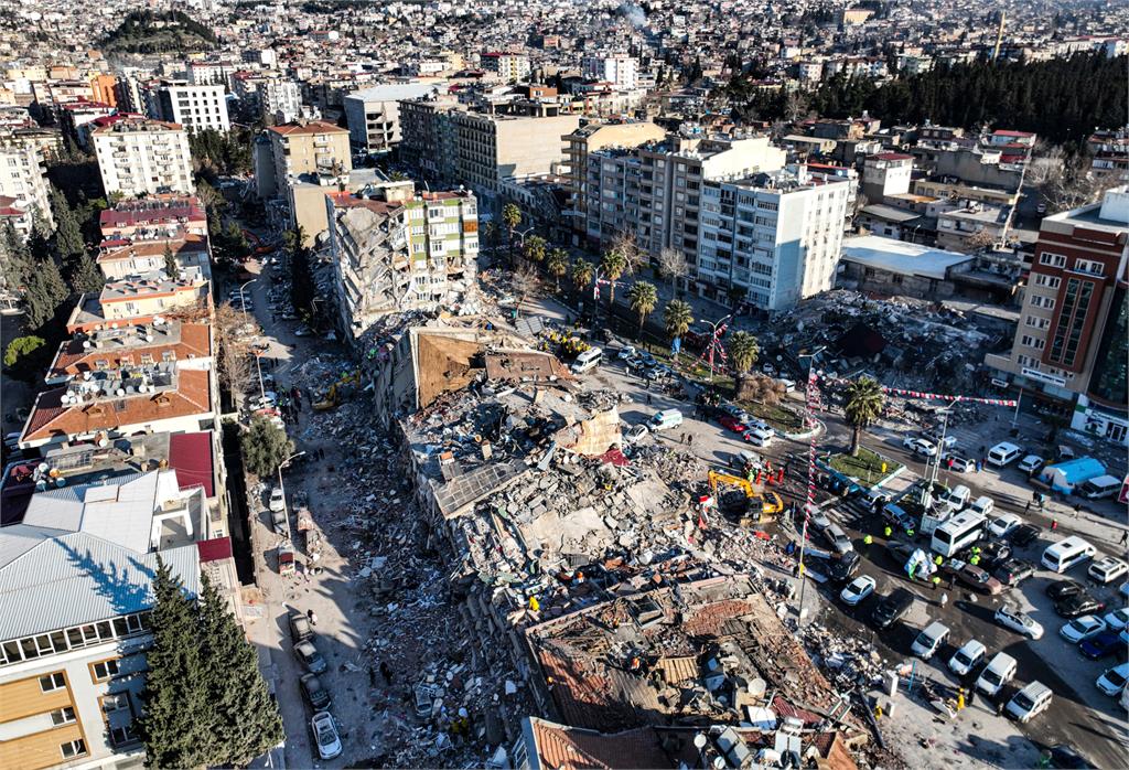 土耳其強震死亡破1.2萬人！查理週刊發「冷血諷刺圖」全世界氣炸