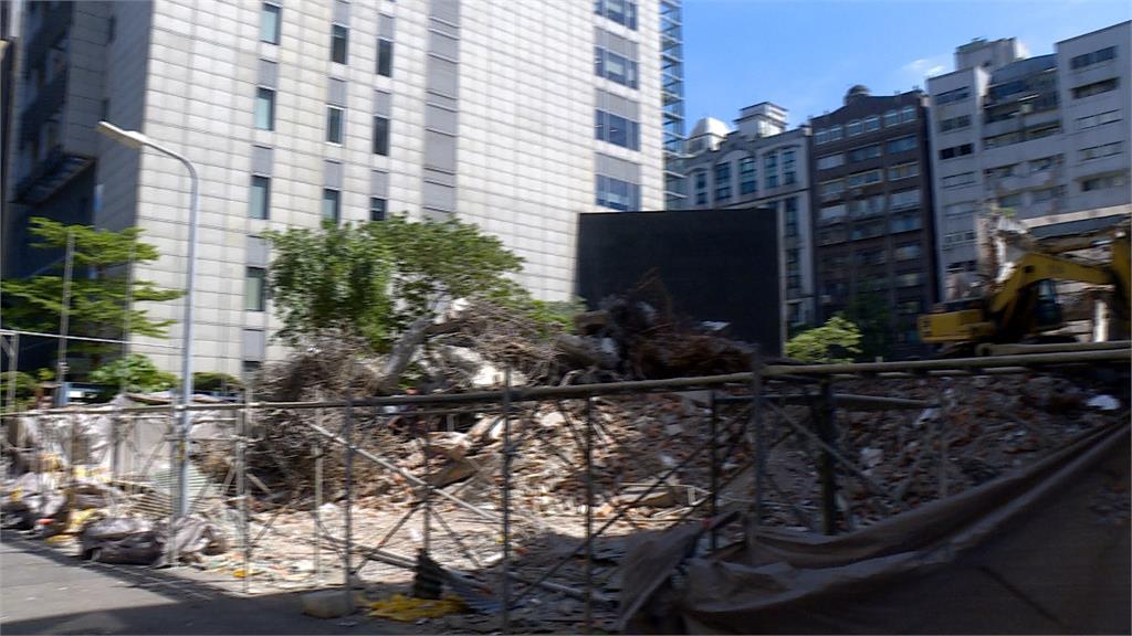 風太大吹倒鷹架! 突然倒塌波及路邊機車