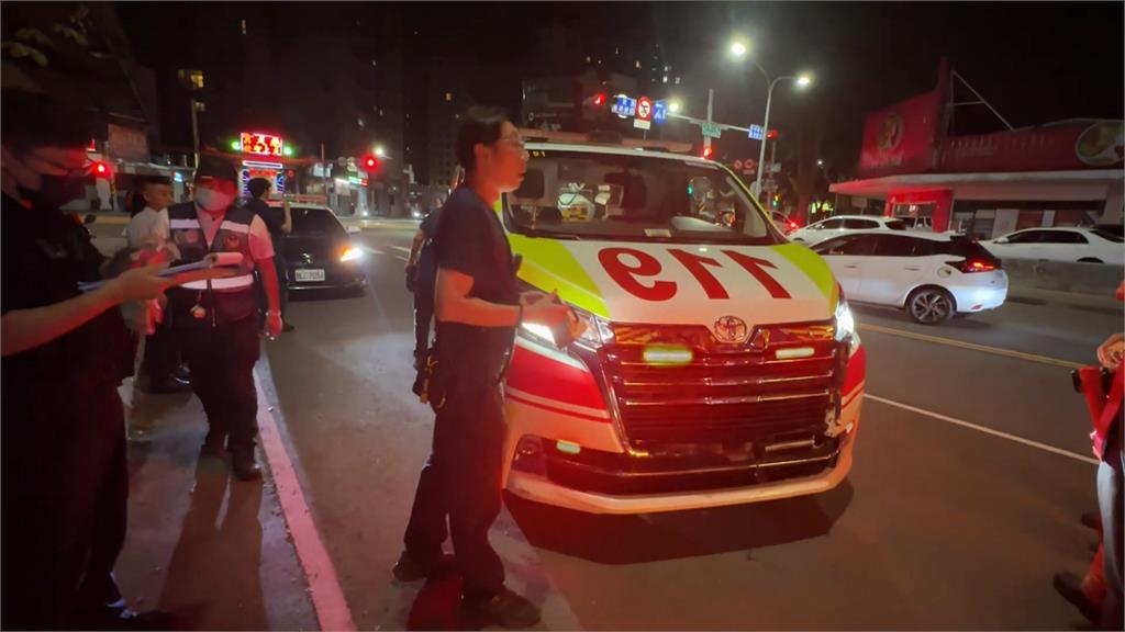 疑未注意到救護車鳴笛！　救護車遭重機騎士攔腰衝撞