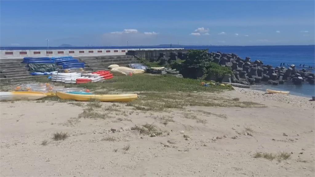 獨木舟、SUP堆滿小琉球沙灘　恐影響海龜產卵