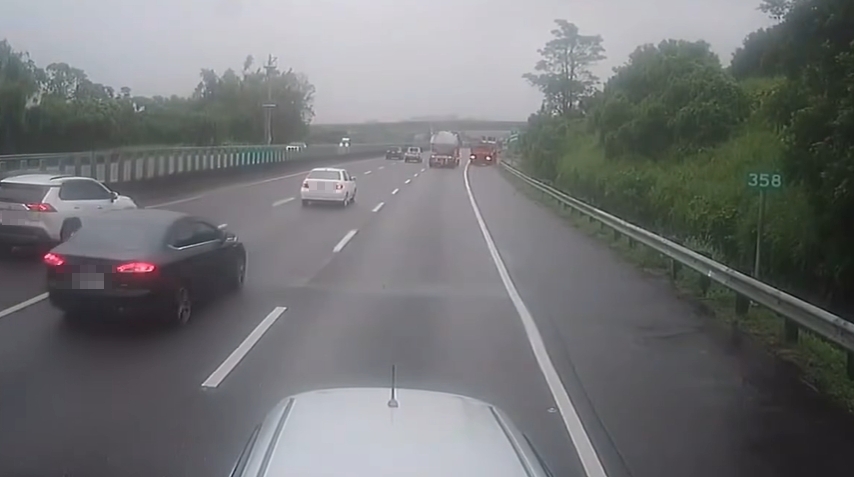 汽車國道逆向偷溜⋯大媽「緊抓車門」猛踱步！超扯撞上畫面曝光一票人傻眼
