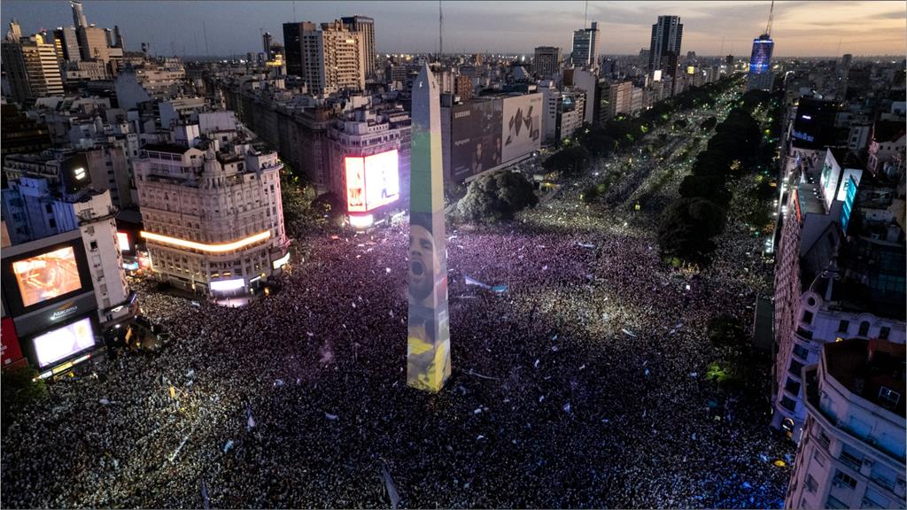 卡達世足／梅西登頂封王！阿根廷百萬人上街歡慶　首都癱瘓大批警力戒備