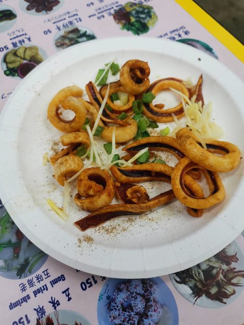 夜市買100元魷魚!他見份量傻眼喊「太騙了吧」網搖頭:像隔壁吃剩的