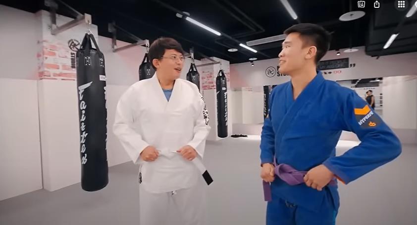 快新聞/為國會對抗做準備?黃國昌找館長「練武」遭鎖喉 面露苦色畫面曝