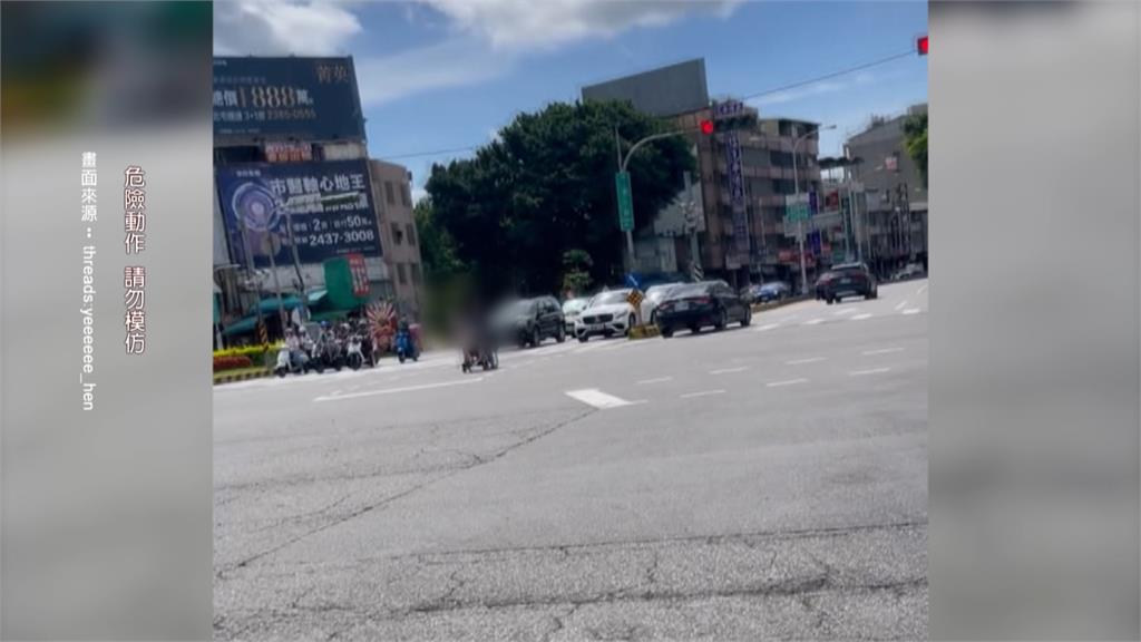 推輪椅直接左轉! 台中路口驚險直擊 人推輪椅站在快車道上
