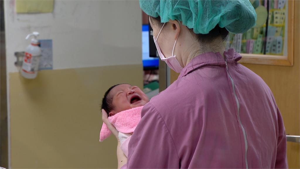 藝人KID喜迎龍年國慶寶寶! 女兒10點10分10秒出生